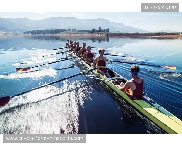 赛艇队提高划桨频率一致性，整体推进更稳