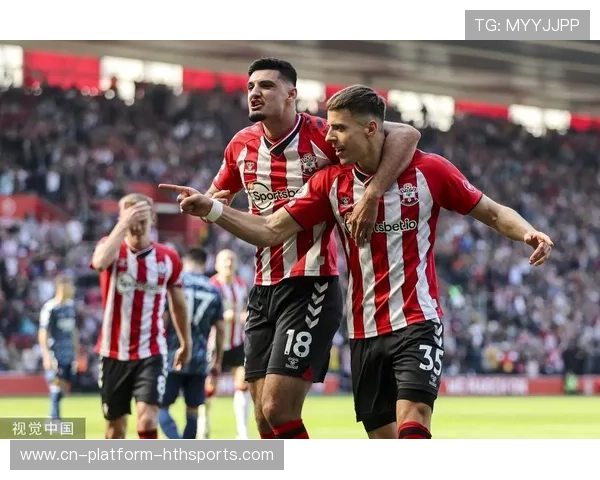 恩德里克边线强突造角球，里昂连续压制，恩里克足球