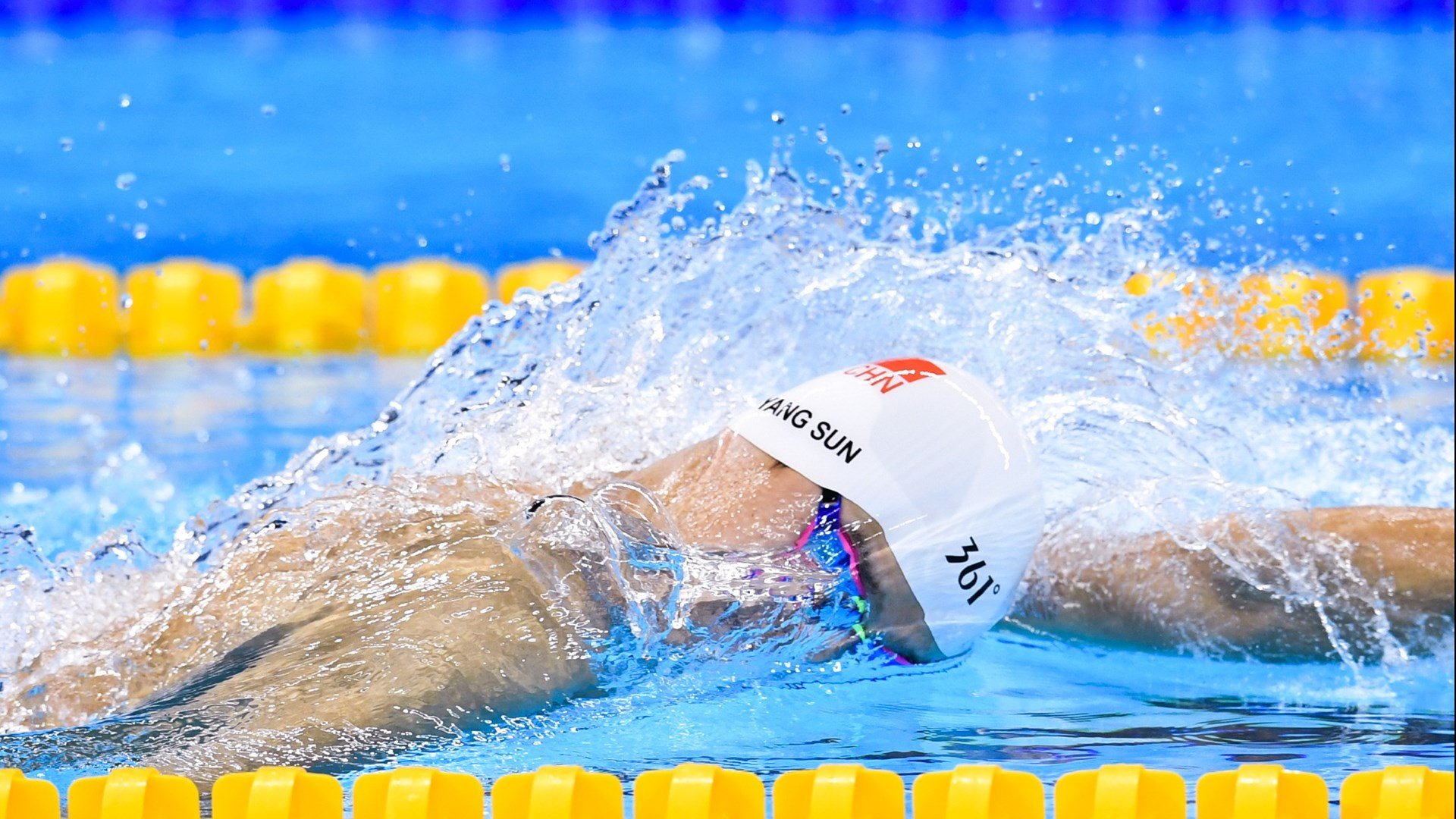 世界聋人游泳锦标赛 选手凭泳姿与节奏自我把控速度